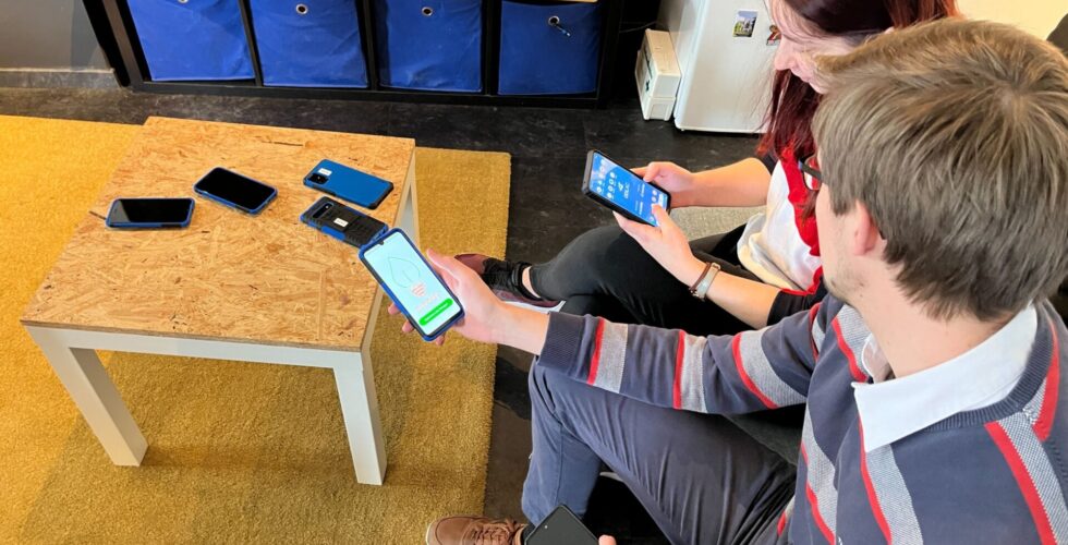 AIXhibit und creoby testen App auf den Smartphones